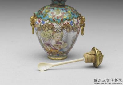 图片[2]-Copper-body cloisonne painted enamel snuff bottle with a western figural design and two shoulder rings, Qianlong reign (1735-1796), Qing dynasty-China Archive